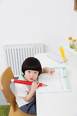 포토 JPG 스튜디오촬영 라이프스타일 어린이교육 교육 남자 어린이라이프 어린이 의자 교재 실내 한명 사람 앉기 동양인 소년 옆모습 책 연필 유치원생 한국인 책상 공부방 남자만 남자한명만 어린이만 소년만 소년한명만 국내포토 1 뷰포인트 가구 모션 학용품 인종 내부 생활 필기구 파일형식 생활용품 문구용품 오브젝트