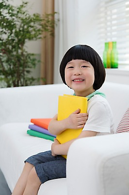 포토 JPG 스튜디오촬영 식물 라이프스타일 어린이교육 교육 남자 어린이라이프 화분 어린이 거실 창문 안기 실내 한명 미소 웃음 사람 앉기 동양인 소년 옆모습 아웃포커스 책 소파 독서 유치원생 한국인 블라인드 남자만 남자한명만 어린이만 소년만 소년한명만 국내포토 1 뷰포인트 의자 모션 촬영기법 표정 인종 내부 생활 커튼 파일형식 가구 생활용품 오브젝트