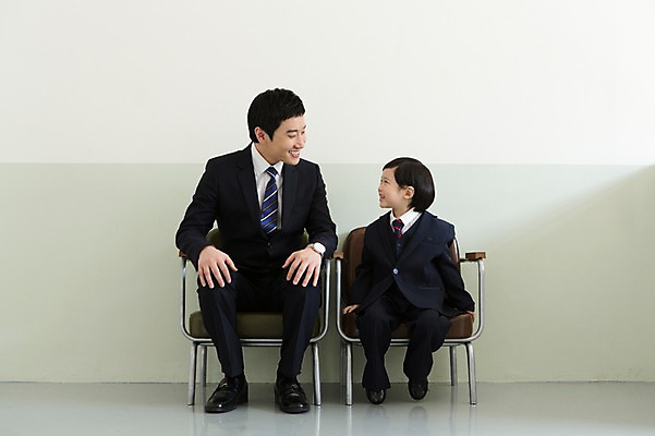 포토 JPG 스튜디오촬영 전신 라이프스타일 남자 아들 어린이 의자 비즈니스 가족 실내 미소 웃음 사람 앉기 동양인 정장 소년 성인 두명 앞모습 30대 부모 마주보기 유치원생 한국인 자녀 가족라이프 직장인 비즈니스맨 체험 아빠 부자지간 남자만 국내포토 직업 옷 뷰포인트 가구 컨셉 관계 모션 표정 인종 내부 생활 장년 파일형식