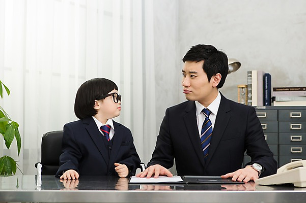 포토 JPG 스튜디오촬영 라이프스타일 남자 안경 아들 어린이 의자 비즈니스 가족 실내 사람 동양인 정장 소년 성인 두명 30대 부모 사무실 마주보기 유치원생 한국인 자녀 가족라이프 업무 직장인 비즈니스맨 체험 작업실 아빠 전화기 책상 문서 통화 부자지간 남자만 안경낌 국내포토 직업 잡화 옷 가구 컨셉 관계 모션 인종 내부 생활 장년 작업 파일형식