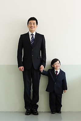 포토 JPG 스튜디오촬영 전신 라이프스타일 남자 아들 어린이 비즈니스 가족 실내 서기 미소 웃음 사람 동양인 정장 소년 성인 두명 앞모습 30대 부모 손잡기 유치원생 한국인 자녀 가족라이프 직장인 비즈니스맨 체험 아빠 부자지간 남자만 국내포토 직업 옷 뷰포인트 컨셉 관계 모션 표정 인종 내부 생활 장년 파일형식