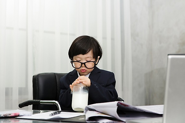 포토 JPG 스튜디오촬영 라이프스타일 응시 남자 어린이라이프 안경 어린이 의자 비즈니스 놀이 실내 한명 사람 앉기 동양인 정장 소년 상반신 앞모습 노트북 사무실 펜 유치원생 한국인 우유 업무 직장인 비즈니스맨 체험 작업실 신문 병 책상 문서 남자만 남자한명만 어린이만 소년만 소년한명만 안경낌 국내포토 직업 1 식기 시선 잡화 옷 뷰포인트 가구 컨셉 모션 유제품 인종 내부 생활 간행물 전자제품 필기구 작업 뉴스 파일형식