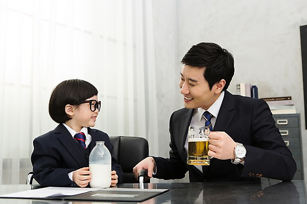 포토 JPG 스튜디오촬영 라이프스타일 남자 안경 아들 어린이 의자 비즈니스 가족 잔 맥주 실내 미소 웃음 들기 사람 동양인 정장 소년 상반신 성인 두명 컵 30대 부모 사무실 마주보기 유치원생 한국인 우유 자녀 가족라이프 직장인 비즈니스맨 체험 아빠 병 음주 책상 문서 맥주잔 부자지간 남자만 안경낌 국내포토 직업 식기 잡화 옷 가구 컨셉 술잔 관계 모션 유제품 주류 표정 인종 내부 생활 장년 파일형식