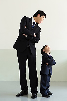 포토 JPG 스튜디오촬영 전신 라이프스타일 남자 아들 어린이 비즈니스 가족 실내 서기 미소 웃음 사람 동양인 정장 소년 성인 두명 30대 부모 마주보기 팔짱 유치원생 한국인 자녀 가족라이프 직장인 비즈니스맨 체험 아빠 부자지간 남자만 국내포토 직업 옷 컨셉 관계 모션 표정 인종 내부 생활 장년 파일형식