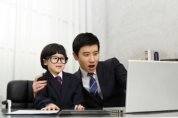 포토 JPG 스튜디오촬영 라이프스타일 응시 남자 안경 아들 어린이 의자 비즈니스 가족 실내 사람 동양인 정장 소년 성인 두명 30대 노트북 부모 사무실 유치원생 한국인 자녀 가족라이프 업무 직장인 비즈니스맨 체험 작업실 아빠 책상 문서 부자지간 남자만 안경낌 국내포토 직업 시선 잡화 옷 가구 컨셉 관계 인종 내부 생활 장년 전자제품 작업 파일형식