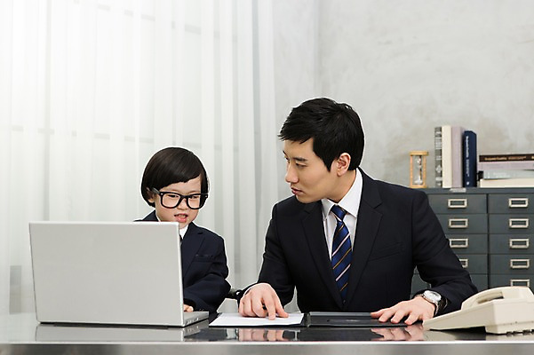 포토 JPG 스튜디오촬영 라이프스타일 응시 남자 안경 아들 어린이 의자 비즈니스 가족 실내 미소 웃음 사람 동양인 정장 소년 성인 두명 30대 노트북 부모 사무실 유치원생 한국인 자녀 가족라이프 업무 직장인 비즈니스맨 체험 작업실 아빠 전화기 책상 문서 통화 부자지간 남자만 안경낌 국내포토 직업 시선 잡화 옷 가구 컨셉 관계 모션 표정 인종 내부 생활 장년 전자제품 작업 파일형식