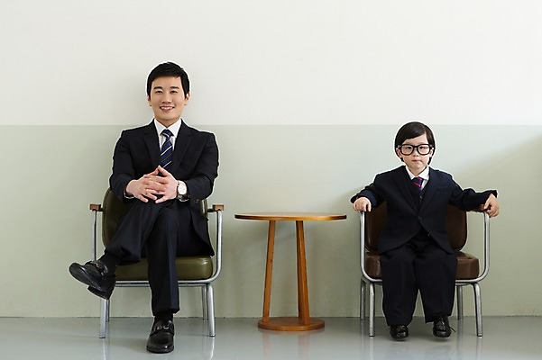 포토 JPG 스튜디오촬영 전신 라이프스타일 남자 아들 어린이 의자 비즈니스 가족 탁자 실내 미소 웃음 사람 앉기 동양인 정장 소년 성인 두명 앞모습 30대 부모 유치원생 한국인 다리꼬기 자녀 가족라이프 직장인 비즈니스맨 체험 아빠 부자지간 남자만 국내포토 직업 옷 뷰포인트 가구 컨셉 관계 모션 표정 인종 내부 생활 장년 파일형식