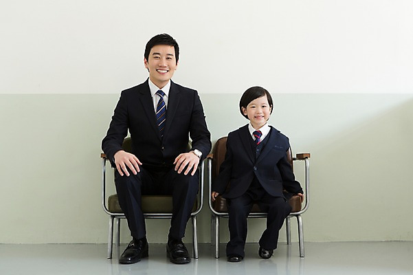 포토 JPG 스튜디오촬영 전신 라이프스타일 남자 아들 어린이 의자 비즈니스 가족 실내 미소 웃음 사람 앉기 동양인 정장 소년 성인 두명 앞모습 30대 부모 유치원생 한국인 자녀 가족라이프 직장인 비즈니스맨 체험 아빠 부자지간 남자만 국내포토 직업 옷 뷰포인트 가구 컨셉 관계 모션 표정 인종 내부 생활 장년 파일형식