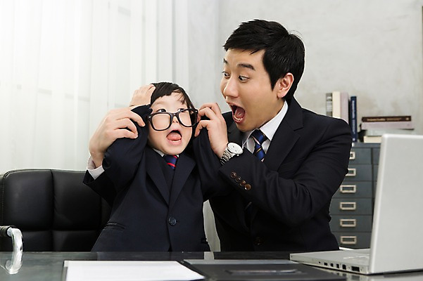 포토 JPG 스튜디오촬영 라이프스타일 남자 안경 아들 어린이 의자 장난 비즈니스 가족 놀이 실내 사람 동양인 정장 소년 성인 두명 30대 노트북 부모 사무실 유치원생 한국인 자녀 가족라이프 업무 직장인 비즈니스맨 체험 작업실 아빠 책상 문서 부자지간 남자만 안경낌 국내포토 직업 잡화 옷 가구 컨셉 관계 인종 내부 생활 장년 전자제품 작업 파일형식