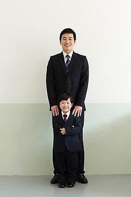 포토 JPG 스튜디오촬영 전신 라이프스타일 남자 아들 어린이 비즈니스 가족 실내 서기 미소 웃음 사람 동양인 정장 소년 성인 두명 앞모습 30대 부모 팔짱 유치원생 한국인 자녀 가족라이프 직장인 비즈니스맨 체험 아빠 부자지간 남자만 국내포토 직업 옷 뷰포인트 컨셉 관계 모션 표정 인종 내부 생활 장년 파일형식