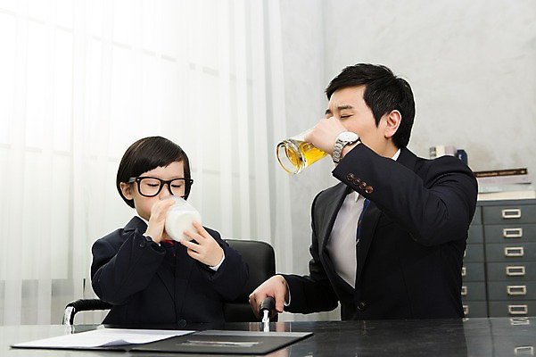 포토 JPG 스튜디오촬영 라이프스타일 남자 안경 아들 어린이 의자 비즈니스 가족 잔 맥주 실내 들기 사람 동양인 정장 소년 상반신 성인 두명 컵 30대 부모 사무실 유치원생 한국인 우유 마시기 자녀 가족라이프 직장인 비즈니스맨 체험 아빠 병 음주 책상 문서 맥주잔 부자지간 남자만 안경낌 국내포토 직업 식기 잡화 옷 가구 컨셉 술잔 관계 모션 유제품 주류 인종 내부 생활 장년 파일형식