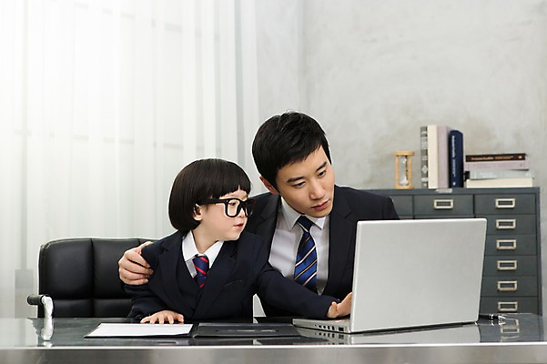 포토 JPG 스튜디오촬영 라이프스타일 응시 남자 안경 아들 어린이 의자 비즈니스 가족 실내 사람 동양인 정장 소년 성인 두명 30대 노트북 부모 사무실 유치원생 한국인 자녀 가족라이프 업무 직장인 비즈니스맨 체험 작업실 아빠 책상 문서 부자지간 남자만 안경낌 국내포토 직업 시선 잡화 옷 가구 컨셉 관계 인종 내부 생활 장년 전자제품 작업 파일형식