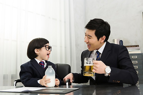 포토 JPG 스튜디오촬영 라이프스타일 남자 안경 아들 어린이 의자 비즈니스 가족 잔 맥주 실내 미소 웃음 들기 사람 동양인 정장 소년 상반신 성인 두명 컵 30대 부모 사무실 마주보기 유치원생 한국인 우유 자녀 가족라이프 직장인 비즈니스맨 체험 아빠 병 음주 책상 문서 맥주잔 부자지간 남자만 안경낌 국내포토 직업 식기 잡화 옷 가구 컨셉 술잔 관계 모션 유제품 주류 표정 인종 내부 생활 장년 파일형식