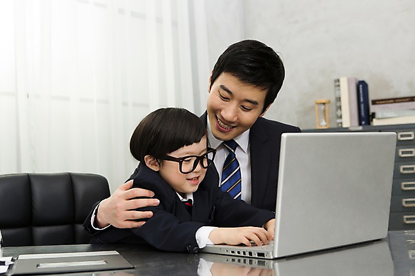 포토 JPG 스튜디오촬영 라이프스타일 응시 남자 안경 아들 어린이 의자 비즈니스 가족 실내 미소 웃음 사람 동양인 정장 소년 성인 두명 30대 노트북 부모 사무실 유치원생 한국인 자녀 가족라이프 업무 직장인 비즈니스맨 체험 작업실 아빠 책상 문서 부자지간 남자만 안경낌 국내포토 직업 시선 잡화 옷 가구 컨셉 관계 표정 인종 내부 생활 장년 전자제품 작업 파일형식