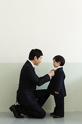 포토 JPG 스튜디오촬영 전신 라이프스타일 남자 아들 어린이 비즈니스 가족 실내 서기 미소 웃음 사람 앉기 동양인 정장 소년 성인 두명 옆모습 30대 부모 마주보기 유치원생 한국인 자녀 가족라이프 직장인 비즈니스맨 체험 아빠 몸단장 부자지간 남자만 국내포토 직업 옷 뷰포인트 컨셉 관계 모션 표정 인종 내부 생활 장년 파일형식