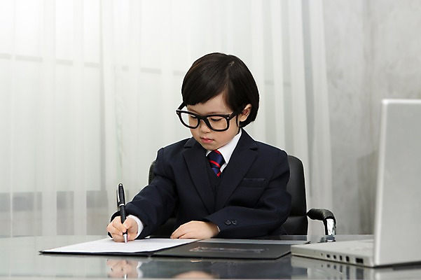 포토 JPG 스튜디오촬영 라이프스타일 남자 어린이라이프 안경 어린이 의자 비즈니스 놀이 실내 한명 사람 앉기 동양인 정장 소년 상반신 앞모습 노트북 사무실 펜 유치원생 한국인 기록 업무 직장인 비즈니스맨 체험 작업실 책상 문서 결재 서명 남자만 남자한명만 어린이만 소년만 소년한명만 안경낌 국내포토 직업 1 잡화 옷 뷰포인트 가구 컨셉 모션 인종 내부 생활 전자제품 필기구 작업 파일형식