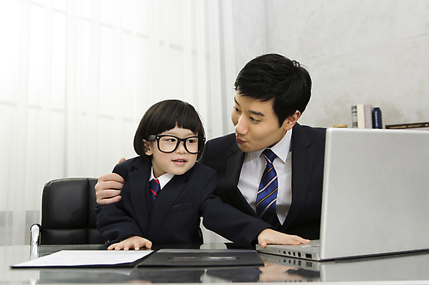 포토 JPG 스튜디오촬영 라이프스타일 남자 안경 아들 어린이 의자 비즈니스 가족 실내 미소 웃음 사람 동양인 정장 소년 성인 두명 30대 노트북 부모 사무실 유치원생 한국인 자녀 가족라이프 업무 직장인 비즈니스맨 체험 작업실 아빠 책상 문서 부자지간 남자만 안경낌 국내포토 직업 잡화 옷 가구 컨셉 관계 표정 인종 내부 생활 장년 전자제품 작업 파일형식