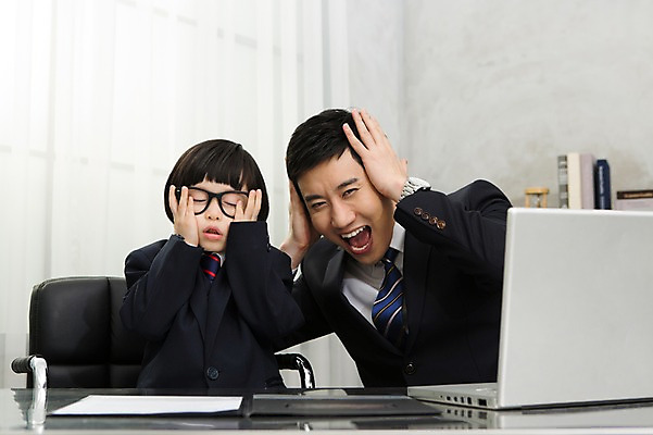 포토 JPG 스튜디오촬영 라이프스타일 응시 남자 안경 아들 어린이 의자 비즈니스 가족 스트레스 실내 사람 동양인 정장 소년 성인 두명 30대 노트북 부모 사무실 눈감음 유치원생 한국인 자녀 가족라이프 업무 직장인 비즈니스맨 체험 작업실 아빠 책상 문서 부자지간 남자만 안경낌 국내포토 직업 시선 잡화 옷 가구 컨셉 관계 모션 인종 내부 생활 장년 전자제품 작업 파일형식