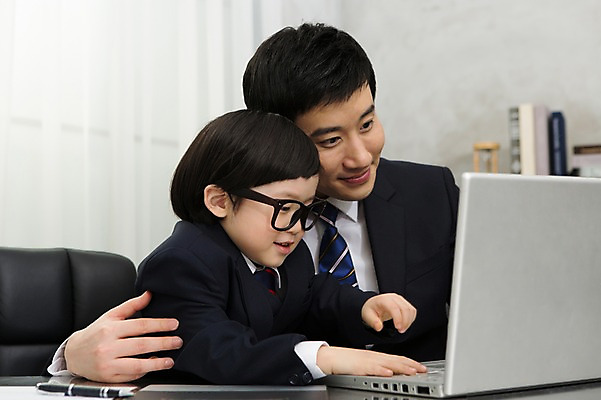 포토 JPG 스튜디오촬영 라이프스타일 응시 남자 안경 아들 어린이 의자 비즈니스 가족 실내 미소 웃음 사람 동양인 정장 소년 성인 두명 30대 노트북 부모 사무실 펜 유치원생 한국인 자녀 가족라이프 업무 직장인 비즈니스맨 체험 작업실 아빠 책상 문서 부자지간 남자만 안경낌 국내포토 직업 시선 잡화 옷 가구 컨셉 관계 표정 인종 내부 생활 장년 전자제품 필기구 작업 파일형식