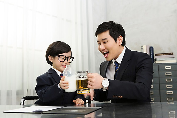포토 JPG 스튜디오촬영 라이프스타일 남자 안경 아들 어린이 의자 비즈니스 가족 잔 맥주 실내 미소 웃음 들기 사람 동양인 정장 소년 상반신 성인 두명 컵 30대 부모 사무실 유치원생 한국인 우유 자녀 가족라이프 직장인 비즈니스맨 체험 아빠 병 음주 책상 문서 건배 맥주잔 부자지간 남자만 안경낌 국내포토 직업 식기 잡화 옷 가구 컨셉 술잔 관계 모션 유제품 주류 표정 인종 내부 생활 장년 파일형식