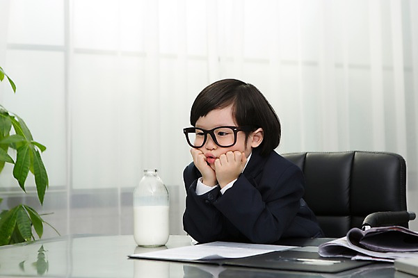 포토 JPG 스튜디오촬영 남자 어린이라이프 어린이 의자 비즈니스 놀이 실내 피곤 한명 사람 앉기 동양인 정장 소년 상반신 앞모습 사무실 턱괴기 한국인 우유 비즈니스맨 체험 책상 문서 남자만 남자한명만 어린이만 소년만 소년한명만 안경낌 국내포토 1 라이프스타일 옷 안경 뷰포인트 가구 컨셉 모션 유제품 인종 내부 직장인 파일형식