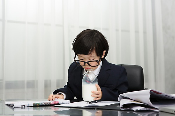 포토 JPG 스튜디오촬영 응시 남자 어린이라이프 어린이 의자 비즈니스 실내 한명 사람 앉기 동양인 정장 소년 상반신 앞모습 사무실 유치원생 한국인 우유 업무 직장인 비즈니스맨 체험 신문 책상 문서 소년한명만 안경낌 국내포토 직업 1 라이프스타일 시선 옷 안경 뷰포인트 가구 컨셉 모션 유제품 인종 내부 간행물 작업 뉴스 남자한명만 소년만 파일형식