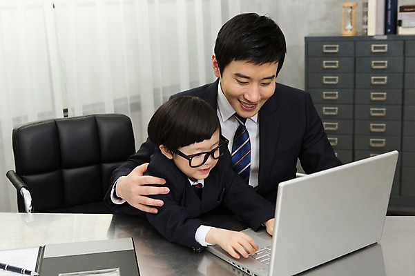 포토 JPG 스튜디오촬영 라이프스타일 응시 남자 안경 아들 어린이 의자 비즈니스 가족 실내 미소 웃음 사람 동양인 정장 소년 성인 두명 30대 노트북 부모 사무실 펜 유치원생 한국인 자녀 가족라이프 업무 직장인 비즈니스맨 체험 작업실 아빠 책상 문서 부자지간 남자만 안경낌 국내포토 직업 시선 잡화 옷 가구 컨셉 관계 표정 인종 내부 생활 장년 전자제품 필기구 작업 파일형식