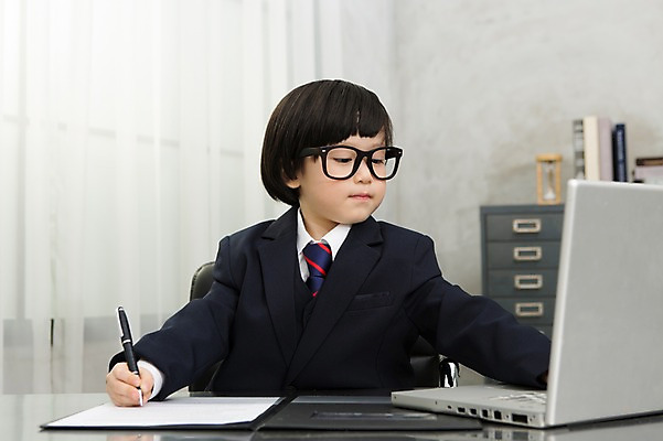 포토 JPG 스튜디오촬영 라이프스타일 응시 남자 어린이라이프 안경 어린이 의자 비즈니스 놀이 실내 한명 사람 앉기 동양인 정장 소년 상반신 앞모습 노트북 사무실 펜 유치원생 한국인 기록 업무 직장인 비즈니스맨 체험 작업실 책상 문서 결재 서명 남자만 남자한명만 어린이만 소년만 소년한명만 안경낌 국내포토 직업 1 시선 잡화 옷 뷰포인트 가구 컨셉 모션 인종 내부 생활 전자제품 필기구 작업 파일형식