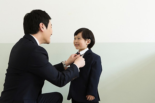 포토 JPG 스튜디오촬영 라이프스타일 남자 아들 어린이 비즈니스 가족 실내 미소 웃음 사람 동양인 정장 소년 상반신 성인 두명 옆모습 30대 부모 마주보기 유치원생 한국인 자녀 가족라이프 직장인 비즈니스맨 체험 아빠 몸단장 부자지간 남자만 국내포토 직업 옷 뷰포인트 컨셉 관계 모션 표정 인종 내부 생활 장년 파일형식