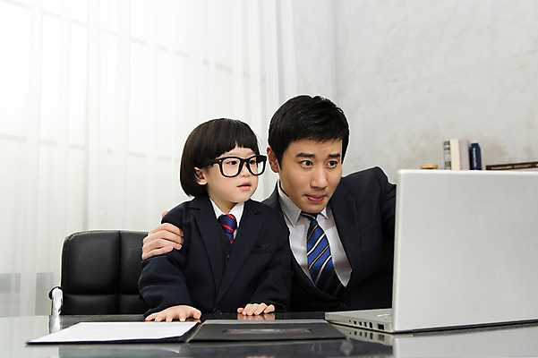 포토 JPG 스튜디오촬영 라이프스타일 응시 남자 안경 아들 어린이 의자 비즈니스 가족 실내 사람 동양인 정장 소년 성인 두명 30대 노트북 부모 사무실 유치원생 한국인 자녀 가족라이프 업무 직장인 비즈니스맨 체험 작업실 아빠 책상 문서 부자지간 남자만 안경낌 국내포토 직업 시선 잡화 옷 가구 컨셉 관계 인종 내부 생활 장년 전자제품 작업 파일형식