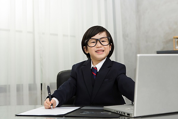 포토 JPG 스튜디오촬영 라이프스타일 남자 어린이라이프 안경 어린이 의자 비즈니스 놀이 실내 한명 미소 웃음 사람 앉기 동양인 정장 소년 상반신 앞모습 노트북 사무실 펜 유치원생 한국인 기록 업무 직장인 비즈니스맨 체험 작업실 책상 문서 결재 서명 남자만 남자한명만 어린이만 소년만 소년한명만 안경낌 국내포토 직업 1 잡화 옷 뷰포인트 가구 컨셉 모션 표정 인종 내부 생활 전자제품 필기구 작업 파일형식