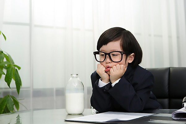 포토 JPG 스튜디오촬영 라이프스타일 남자 어린이라이프 안경 어린이 의자 비즈니스 놀이 실내 피곤 한명 사람 앉기 동양인 정장 소년 상반신 앞모습 노트북 사무실 턱괴기 유치원생 한국인 우유 업무 직장인 비즈니스맨 체험 작업실 병 책상 문서 업무과다 남자만 남자한명만 어린이만 소년만 소년한명만 안경낌 국내포토 직업 1 식기 잡화 옷 뷰포인트 가구 컨셉 모션 유제품 인종 내부 생활 전자제품 작업 파일형식