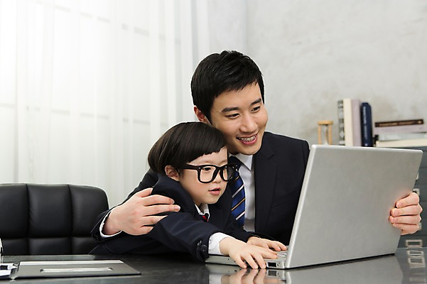 포토 JPG 스튜디오촬영 라이프스타일 응시 남자 안경 아들 어린이 의자 비즈니스 가족 실내 미소 웃음 사람 동양인 정장 소년 성인 두명 30대 노트북 부모 사무실 유치원생 한국인 자녀 가족라이프 업무 직장인 비즈니스맨 체험 작업실 아빠 책상 문서 부자지간 남자만 안경낌 국내포토 직업 시선 잡화 옷 가구 컨셉 관계 표정 인종 내부 생활 장년 전자제품 작업 파일형식