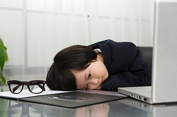 포토 JPG 스튜디오촬영 라이프스타일 남자 어린이라이프 안경 어린이 엎드리기 의자 비즈니스 놀이 실내 피곤 한명 사람 앉기 동양인 정장 소년 상반신 노트북 사무실 유치원생 한국인 업무 직장인 비즈니스맨 체험 작업실 책상 문서 업무과다 남자만 남자한명만 어린이만 소년만 소년한명만 국내포토 직업 1 잡화 옷 가구 컨셉 모션 인종 내부 생활 전자제품 작업 파일형식