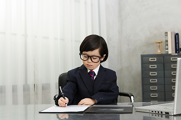 포토 JPG 스튜디오촬영 라이프스타일 남자 어린이라이프 안경 어린이 의자 비즈니스 놀이 실내 한명 사람 앉기 동양인 정장 소년 상반신 앞모습 노트북 사무실 펜 유치원생 한국인 기록 업무 직장인 비즈니스맨 체험 작업실 책상 문서 결재 서명 남자만 남자한명만 어린이만 소년만 소년한명만 안경낌 국내포토 직업 1 잡화 옷 뷰포인트 가구 컨셉 모션 인종 내부 생활 전자제품 필기구 작업 파일형식