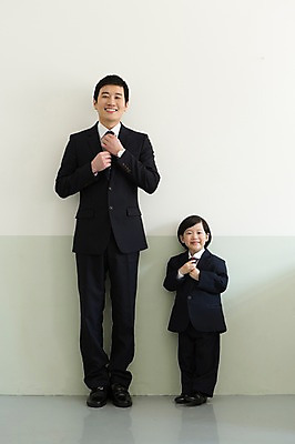 포토 JPG 스튜디오촬영 전신 라이프스타일 남자 아들 어린이 비즈니스 가족 실내 서기 미소 웃음 사람 동양인 정장 소년 성인 두명 앞모습 30대 부모 유치원생 한국인 자녀 가족라이프 직장인 비즈니스맨 체험 아빠 몸단장 부자지간 남자만 국내포토 직업 옷 뷰포인트 컨셉 관계 모션 표정 인종 내부 생활 장년 파일형식
