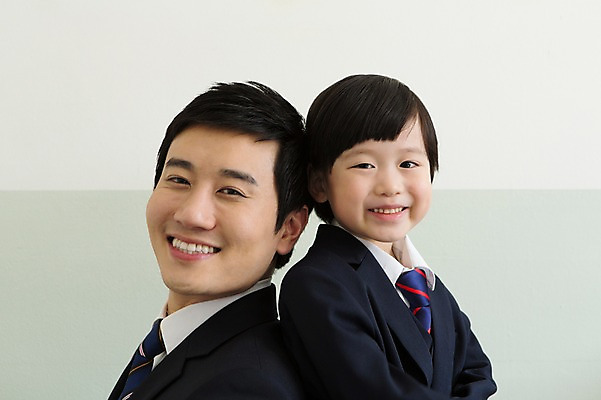 포토 JPG 스튜디오촬영 라이프스타일 남자 아들 어린이 비즈니스 가족 실내 미소 웃음 사람 동양인 정장 소년 상반신 성인 두명 옆모습 30대 부모 유치원생 한국인 등맞대기 자녀 가족라이프 직장인 비즈니스맨 체험 아빠 부자지간 남자만 국내포토 직업 옷 뷰포인트 컨셉 관계 모션 표정 인종 내부 생활 장년 파일형식