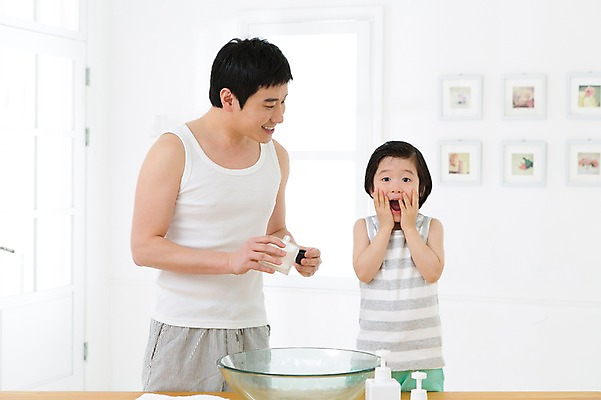 포토 JPG 스튜디오촬영 라이프스타일 남자 아들 어린이 액자 창문 가족 함께함 실내 미소 웃음 사람 동양인 소년 상반신 성인 두명 앞모습 30대 부모 민소매 놀람 화장품 유치원생 한국인 욕실 자녀 가족라이프 아빠 세수 세면대 화장실 스킨 로션 부자지간 남자만 국내포토 감정 뷰포인트 컨셉 상의 관계 표정 인종 내부 생활 장년 뷰티 청결 파일형식