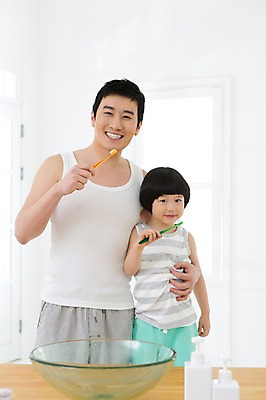 포토 JPG 스튜디오촬영 라이프스타일 남자 아들 어린이 창문 가족 함께함 실내 서기 미소 웃음 들기 사람 동양인 소년 상반신 성인 두명 앞모습 30대 부모 민소매 유치원생 한국인 욕실 양치 자녀 가족라이프 아빠 칫솔 세면대 화장실 샴푸 린스 부자지간 남자만 국내포토 뷰포인트 컨셉 상의 관계 모션 표정 인종 내부 생활 장년 위생용품 청결 파일형식