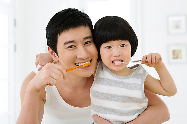 포토 JPG 스튜디오촬영 라이프스타일 남자 아들 어린이 가족 함께함 실내 미소 웃음 들기 사람 동양인 소년 상반신 성인 두명 앞모습 30대 부모 민소매 유치원생 한국인 욕실 양치 자녀 가족라이프 아빠 칫솔 화장실 부자지간 남자만 국내포토 뷰포인트 컨셉 상의 관계 모션 표정 인종 내부 생활 장년 위생용품 청결 파일형식