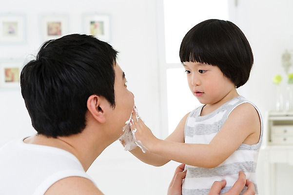 포토 JPG 스튜디오촬영 라이프스타일 남자 아들 어린이 장난 가족 함께함 실내 사람 동양인 소년 상반신 성인 두명 옆모습 30대 부모 민소매 마주보기 유치원생 거품 한국인 욕실 자녀 가족라이프 아빠 화장실 바르기 면도 면도크림 부자지간 남자만 국내포토 뷰포인트 컨셉 상의 관계 모션 인종 내부 생활 장년 위생용품 파일형식