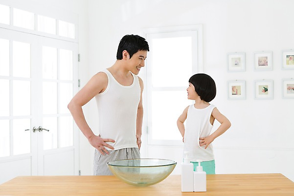 포토 JPG 스튜디오촬영 라이프스타일 남자 아들 어린이 허리손 액자 창문 가족 함께함 실내 미소 웃음 사람 동양인 소년 상반신 성인 두명 30대 부모 민소매 마주보기 유치원생 한국인 욕실 자녀 가족라이프 아빠 세면대 화장실 샴푸 린스 부자지간 남자만 국내포토 포즈 컨셉 상의 관계 모션 표정 인종 내부 생활 장년 위생용품 파일형식