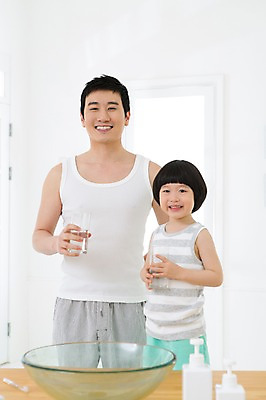 포토 JPG 스튜디오촬영 라이프스타일 남자 아들 어린이 창문 가족 함께함 실내 서기 미소 웃음 들기 사람 동양인 소년 상반신 성인 두명 앞모습 컵 물 30대 부모 민소매 유치원생 한국인 욕실 양치 자녀 가족라이프 아빠 칫솔 세면대 화장실 샴푸 린스 부자지간 남자만 국내포토 자연요소 식기 뷰포인트 컨셉 상의 관계 모션 표정 인종 내부 생활 장년 위생용품 청결 파일형식