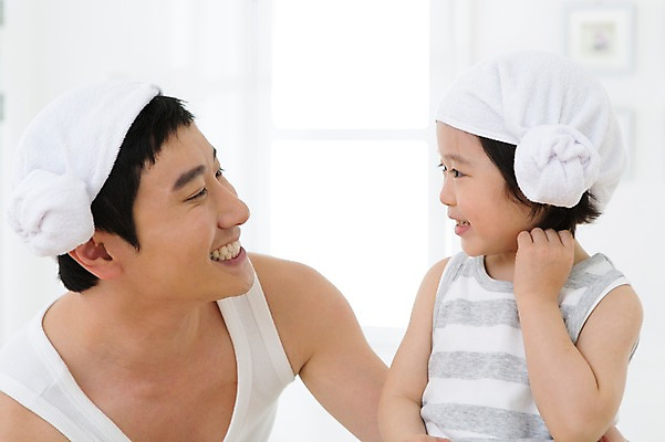 포토 JPG 스튜디오촬영 라이프스타일 남자 아들 어린이 가족 함께함 실내 미소 웃음 사람 동양인 소년 상반신 성인 두명 앞모습 옆모습 30대 부모 수건 민소매 마주보기 유치원생 한국인 욕실 자녀 가족라이프 아빠 화장실 양머리 부자지간 남자만 국내포토 뷰포인트 컨셉 상의 관계 모션 표정 인종 내부 생활 장년 위생용품 파일형식