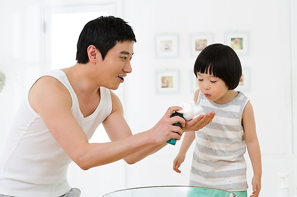 포토 JPG 스튜디오촬영 라이프스타일 남자 아들 어린이 액자 창문 가족 함께함 실내 미소 웃음 들기 사람 동양인 소년 상반신 성인 두명 옆모습 30대 부모 민소매 유치원생 거품 한국인 욕실 자녀 가족라이프 아빠 화장실 면도 면도크림 부자지간 남자만 국내포토 뷰포인트 컨셉 상의 관계 모션 표정 인종 내부 생활 장년 위생용품 파일형식