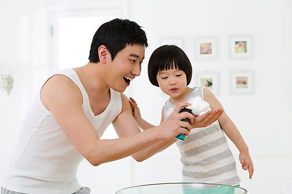 포토 JPG 스튜디오촬영 라이프스타일 남자 아들 어린이 액자 창문 가족 함께함 실내 미소 웃음 들기 사람 동양인 소년 상반신 성인 두명 옆모습 30대 부모 민소매 유치원생 거품 한국인 욕실 자녀 가족라이프 아빠 화장실 면도 면도크림 부자지간 남자만 국내포토 뷰포인트 컨셉 상의 관계 모션 표정 인종 내부 생활 장년 위생용품 파일형식