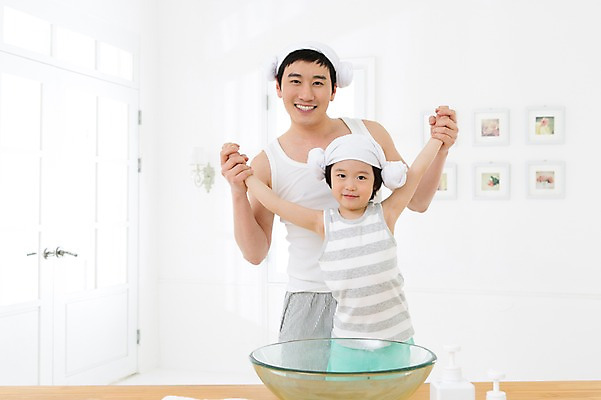 포토 JPG 스튜디오촬영 라이프스타일 남자 아들 어린이 액자 창문 가족 함께함 실내 미소 웃음 사람 동양인 소년 상반신 성인 두명 앞모습 30대 부모 수건 민소매 유치원생 한국인 욕실 자녀 가족라이프 아빠 세면대 화장실 샴푸 린스 양머리 부자지간 남자만 국내포토 뷰포인트 컨셉 상의 관계 표정 인종 내부 생활 장년 위생용품 파일형식