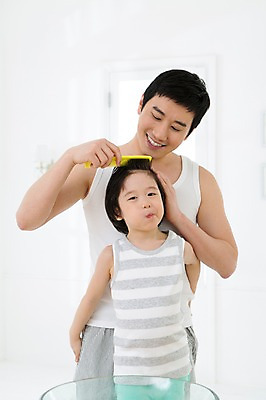 포토 JPG 스튜디오촬영 라이프스타일 남자 아들 어린이 가족 함께함 실내 미소 웃음 사람 동양인 소년 상반신 성인 두명 앞모습 30대 부모 민소매 유치원생 한국인 욕실 자녀 머리빗 가족라이프 아빠 세면대 화장실 부자지간 남자만 국내포토 뷰포인트 컨셉 상의 관계 표정 인종 내부 생활 장년 미용용품 파일형식