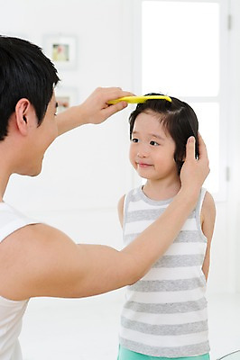 포토 JPG 스튜디오촬영 라이프스타일 남자 아들 어린이 액자 창문 가족 함께함 실내 미소 웃음 사람 동양인 소년 상반신 성인 두명 30대 부모 민소매 마주보기 유치원생 한국인 욕실 자녀 머리빗 가족라이프 아빠 화장실 부자지간 남자만 국내포토 컨셉 상의 관계 모션 표정 인종 내부 생활 장년 미용용품 파일형식