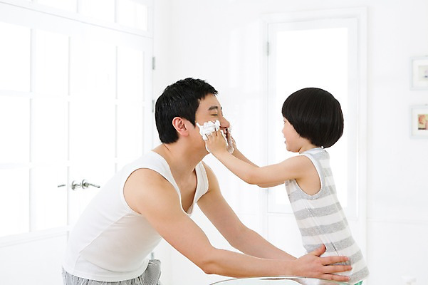 포토 JPG 스튜디오촬영 라이프스타일 남자 아들 어린이 창문 가족 함께함 실내 미소 웃음 사람 동양인 소년 상반신 성인 두명 옆모습 30대 부모 민소매 마주보기 유치원생 거품 한국인 욕실 자녀 가족라이프 아빠 화장실 바르기 면도 면도크림 부자지간 남자만 국내포토 뷰포인트 컨셉 상의 관계 모션 표정 인종 내부 생활 장년 위생용품 파일형식